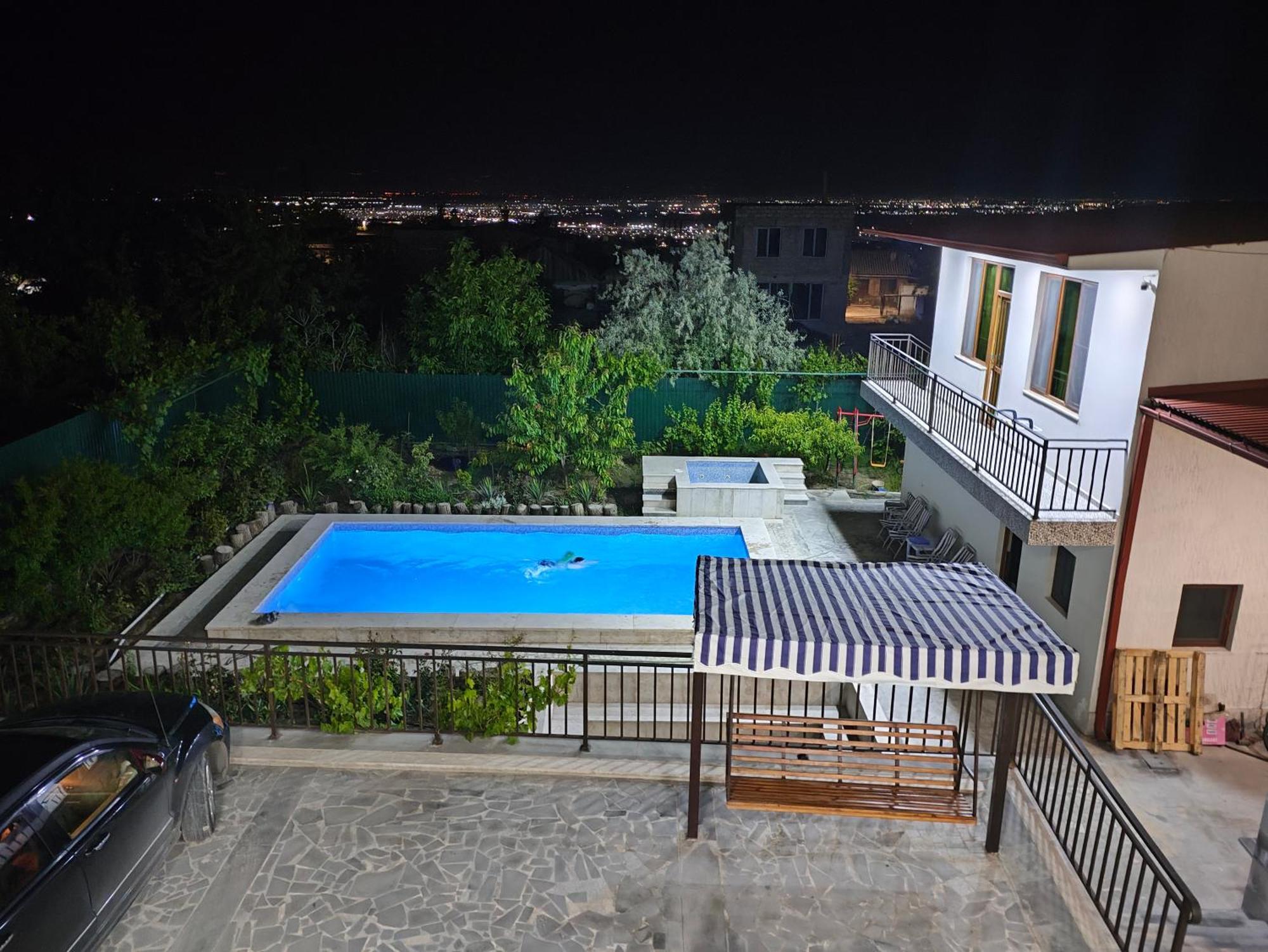 Apex Rest House Of 10 Rooms And Pool Ereván Exterior foto